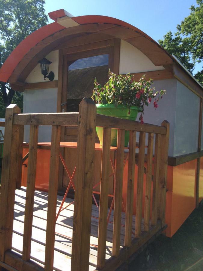 Les Roulottes De L'Airou Hotell Beauchamps  Exteriör bild